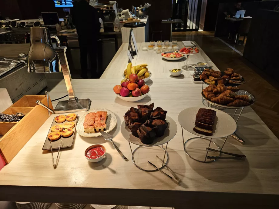 Buffetbord i restauranten i stueetagen