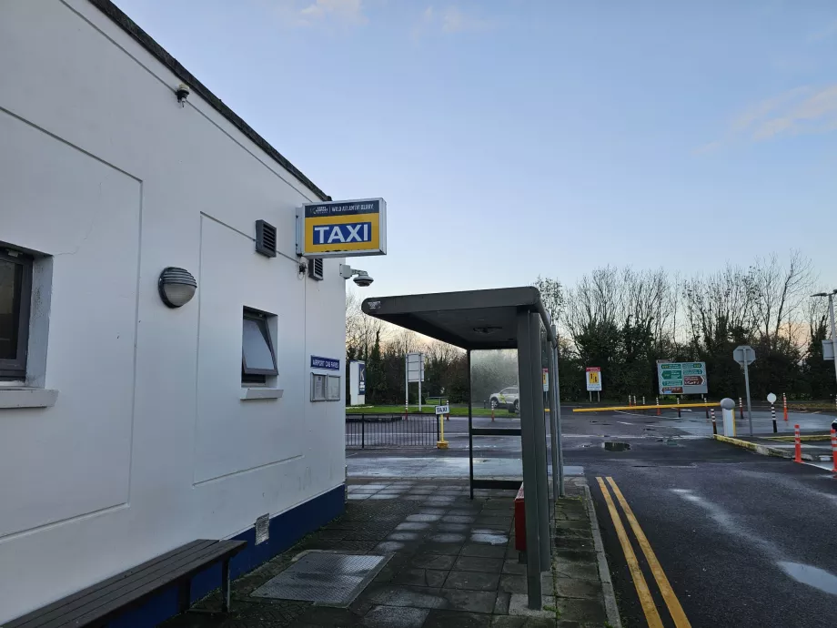 Taxaholdeplads og busstoppested