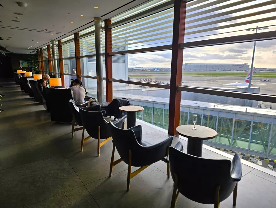 Lænestole med udsigt til asfalten