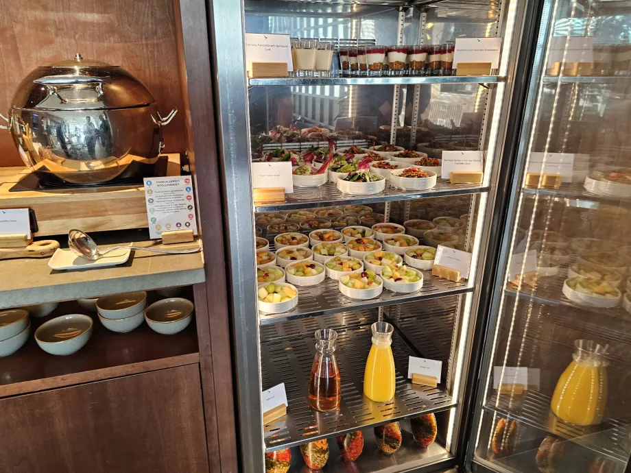 Frugt, panna cotta, juice og grøntsagssalater