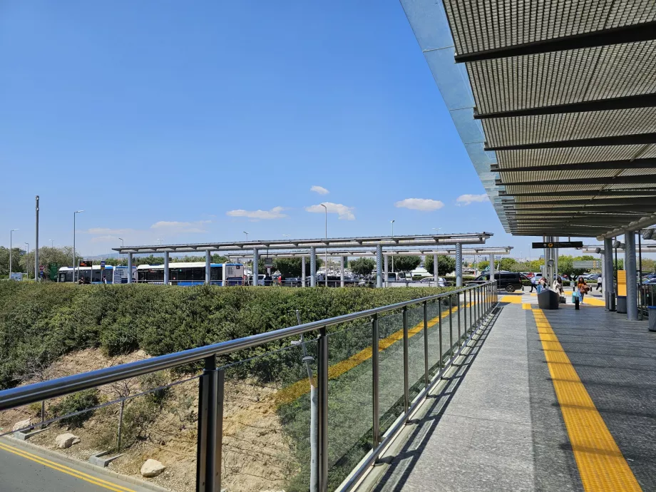 Vejen til busstoppestederne (til venstre)