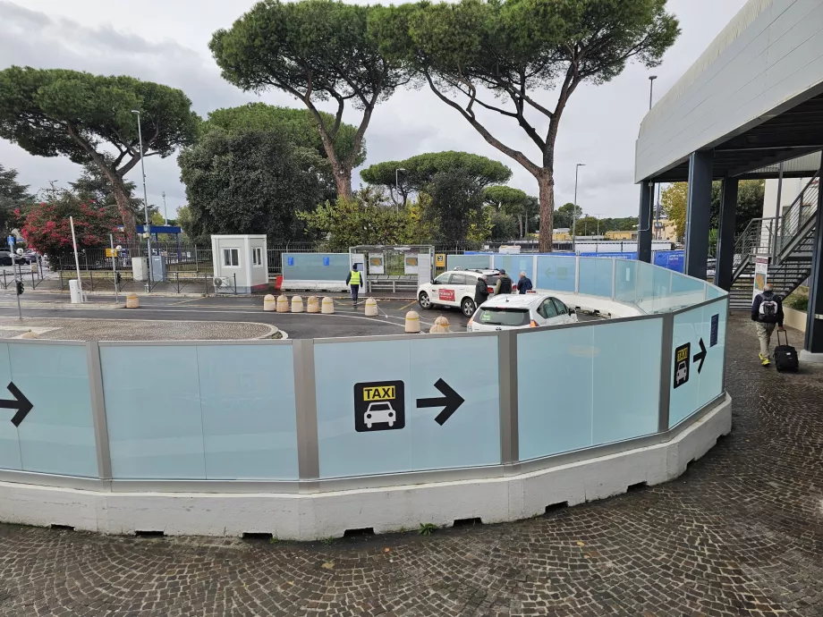 Taxaholdeplads foran ankomsthallen