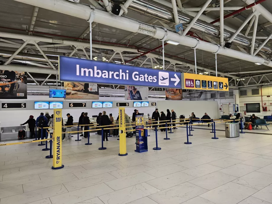 Afgangshallen med check-in-skranker