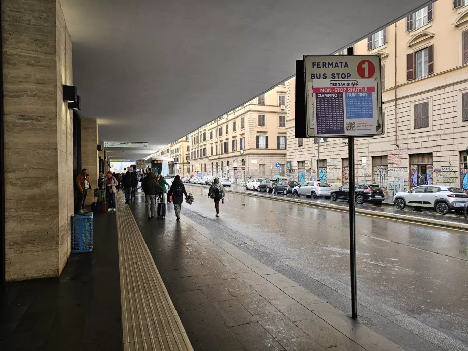Ekspresbussen stopper foran Roma Termini station