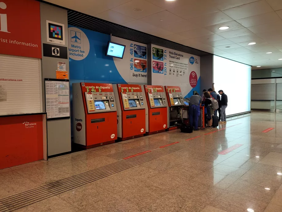 Billetautomater ved indgangen til metroen