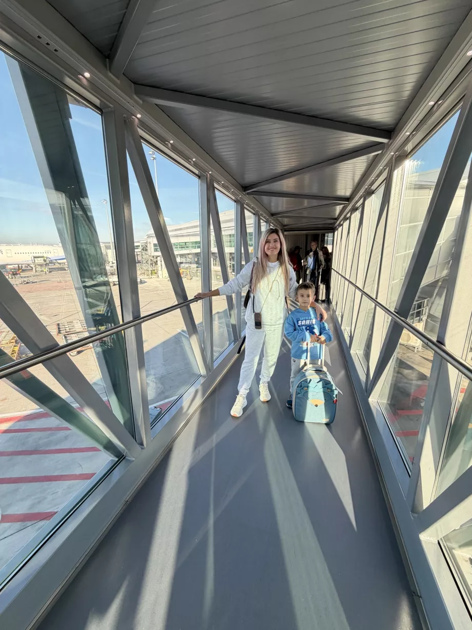 Kvinde med ældre søn på broen