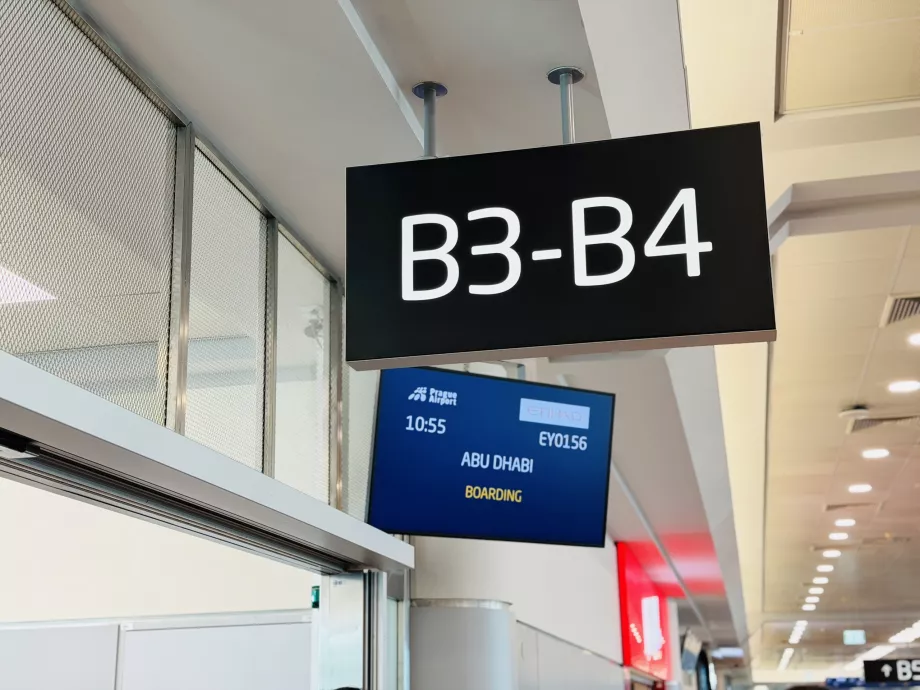 Boarding gate til fly EY156