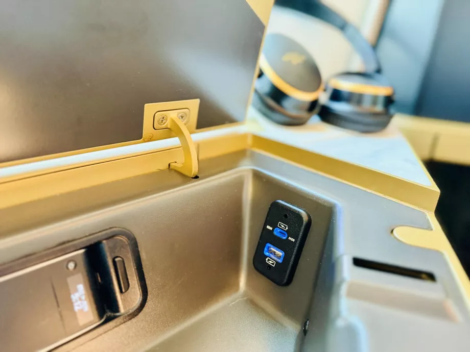 USB-C- og USB-B-stik til opladning