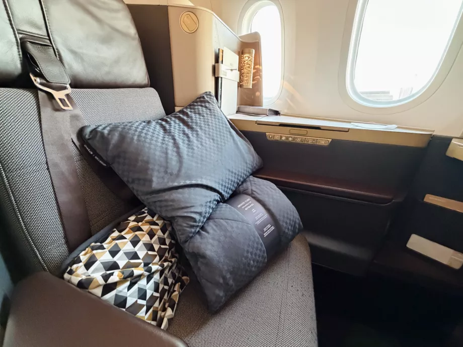 Armani rygstøtte, pude og tæppe