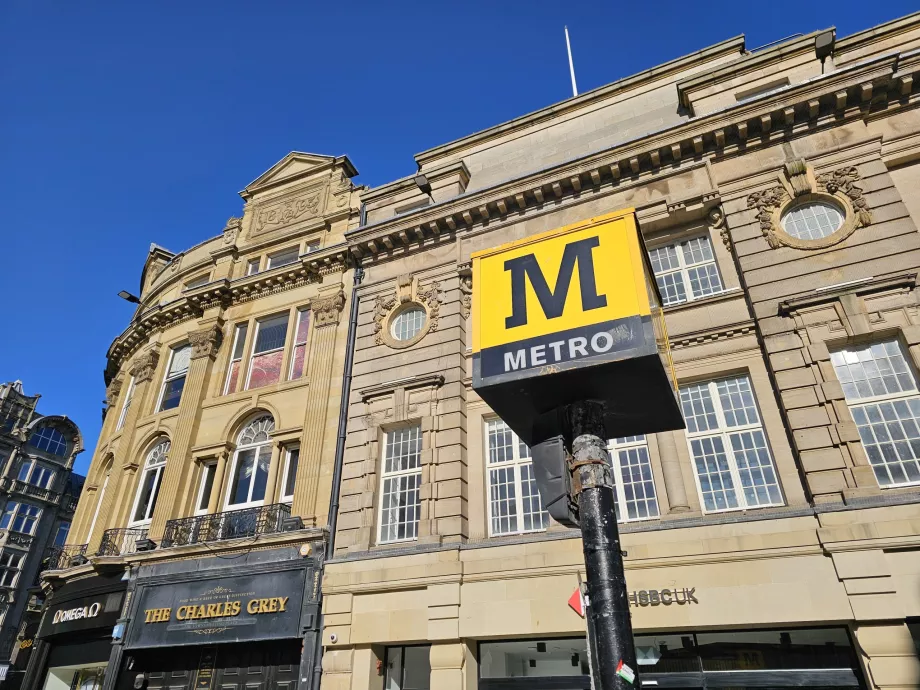 Markering af indgangen til metrostationen