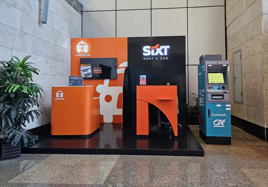 Skranke til biludlejning i ankomsthallen