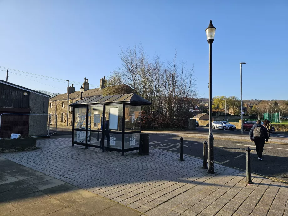 AD122 busstoppested uden for Hexham jernbanestation