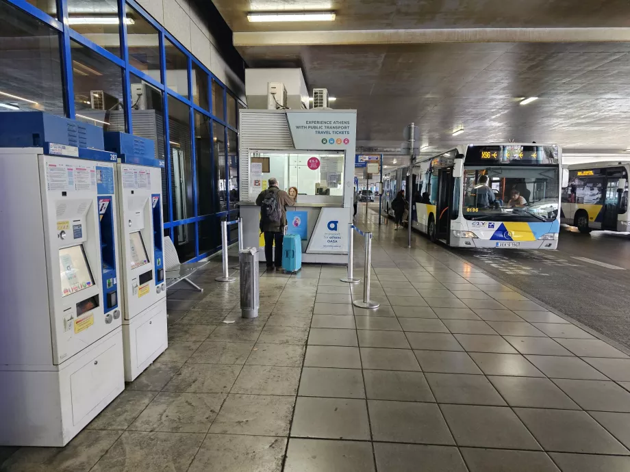 Automater og billetkontor ved busstoppestedet, Athens lufthavn