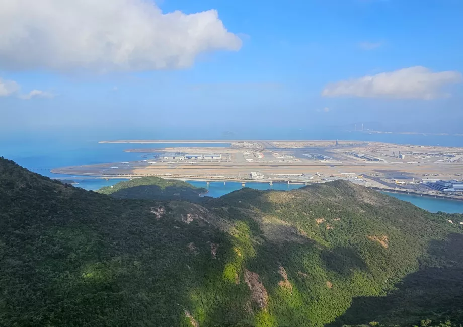Udsigt over HKG Lufthavn fra svævebanen