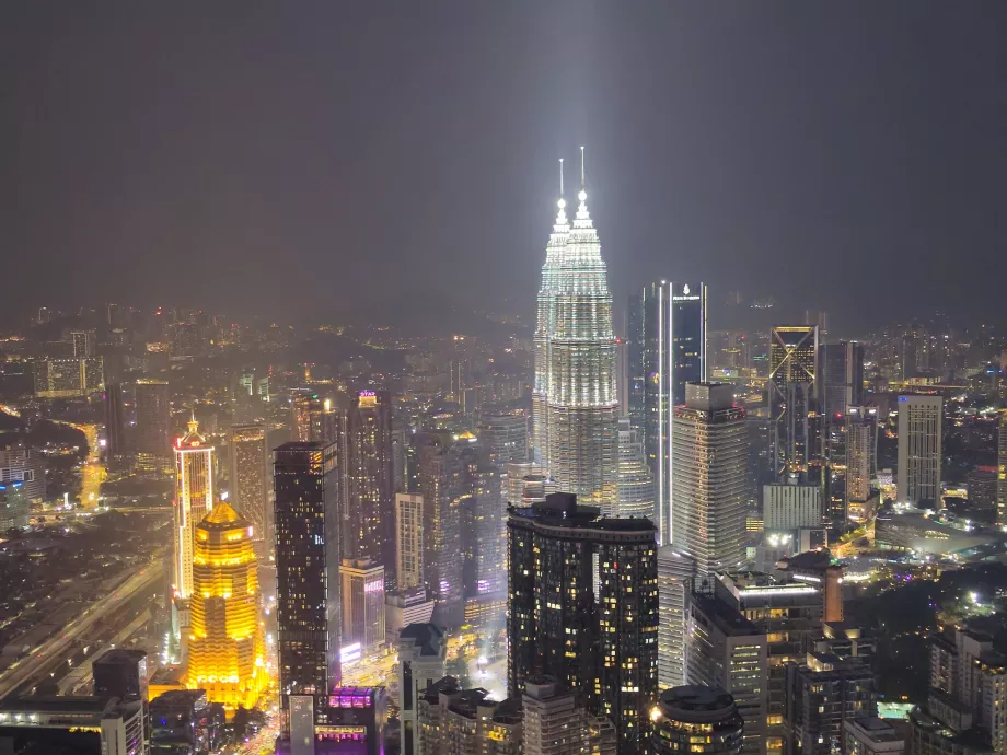 Udsigt over Petronas Twin Towers fra den åbne terrasse