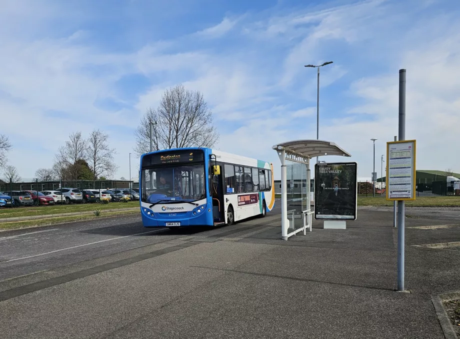 Busstoppested for buslinje 6 til højre for terminalen