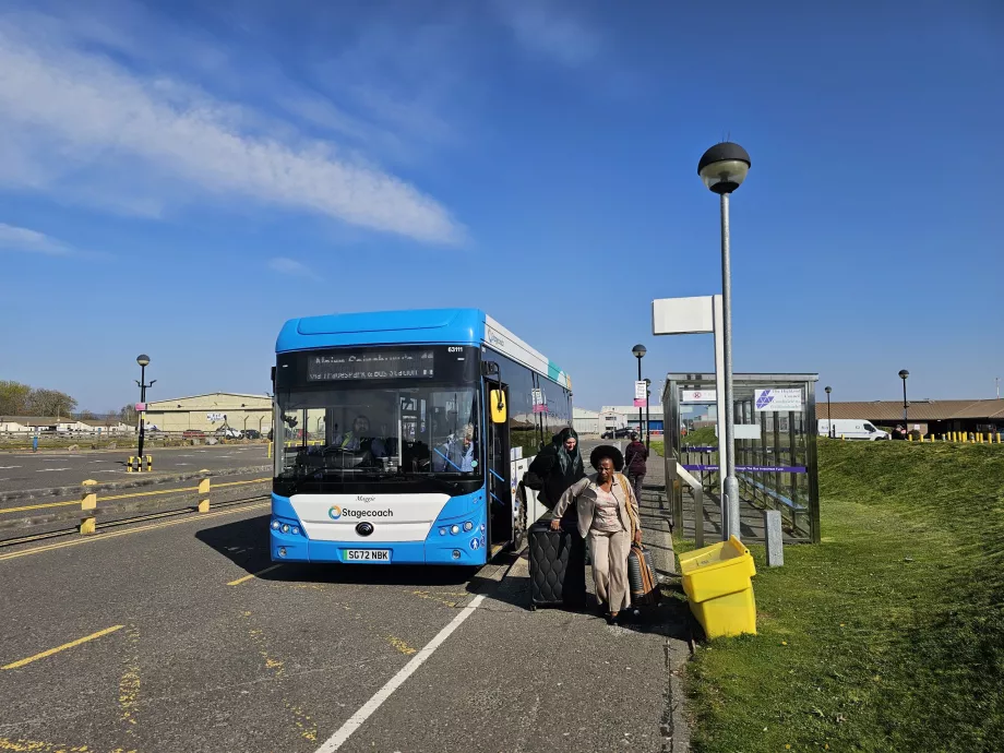 Busstoppested foran terminalen (retning Inverness og Nairn)