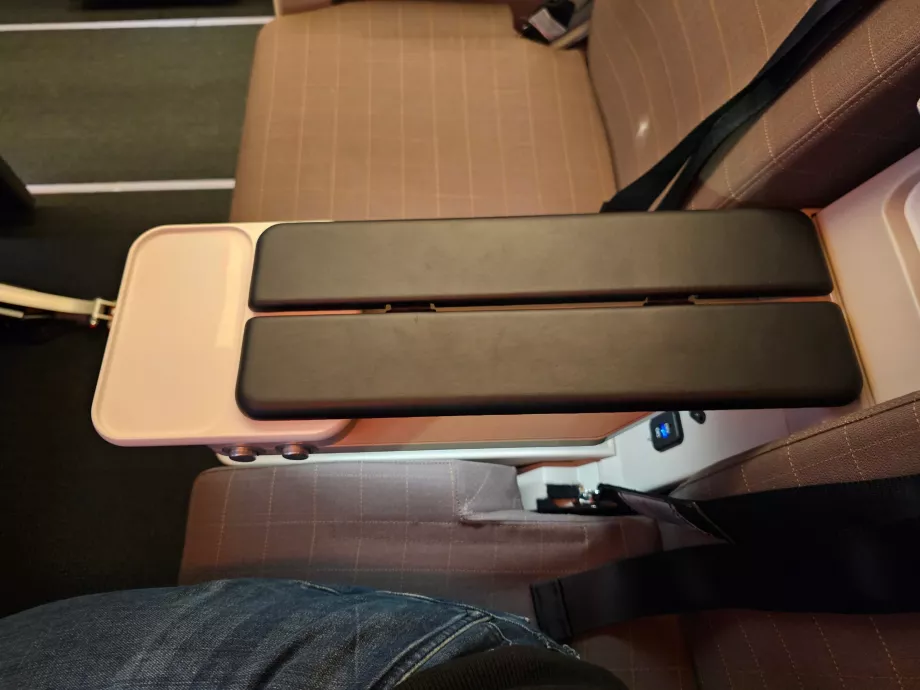 Armlæn og opbevaringsplads