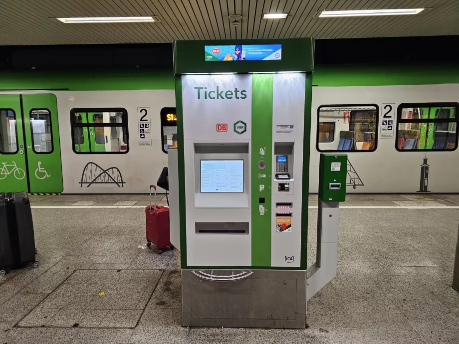 Billetautomat på perronen