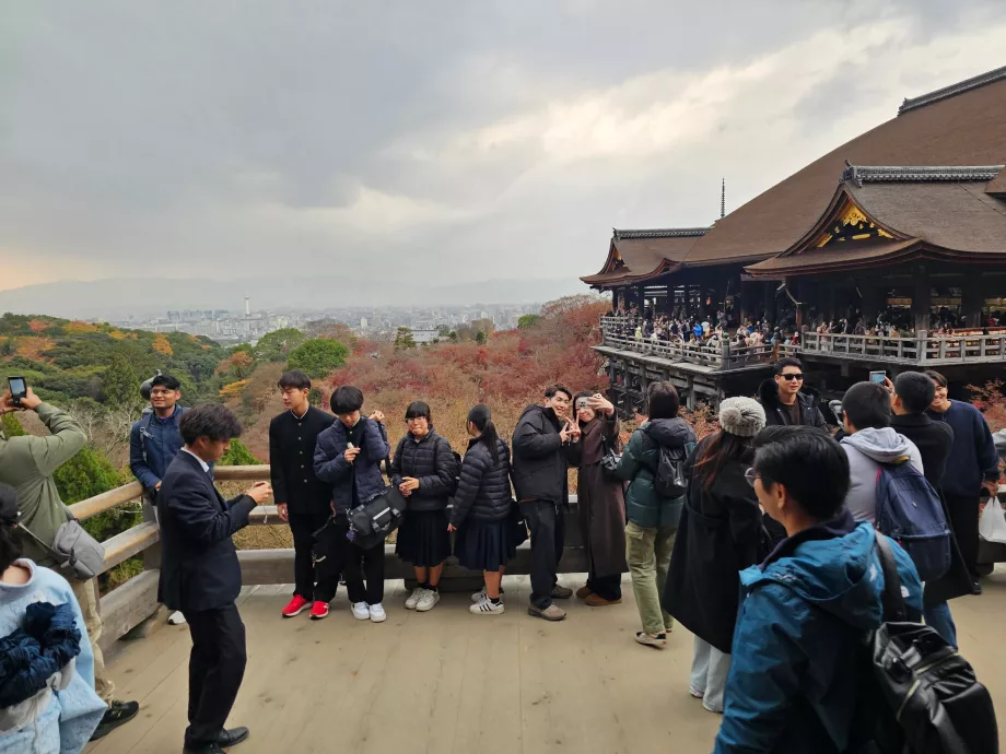 Kiyomizu-dera, en udsigtsplads med masser af mennesker