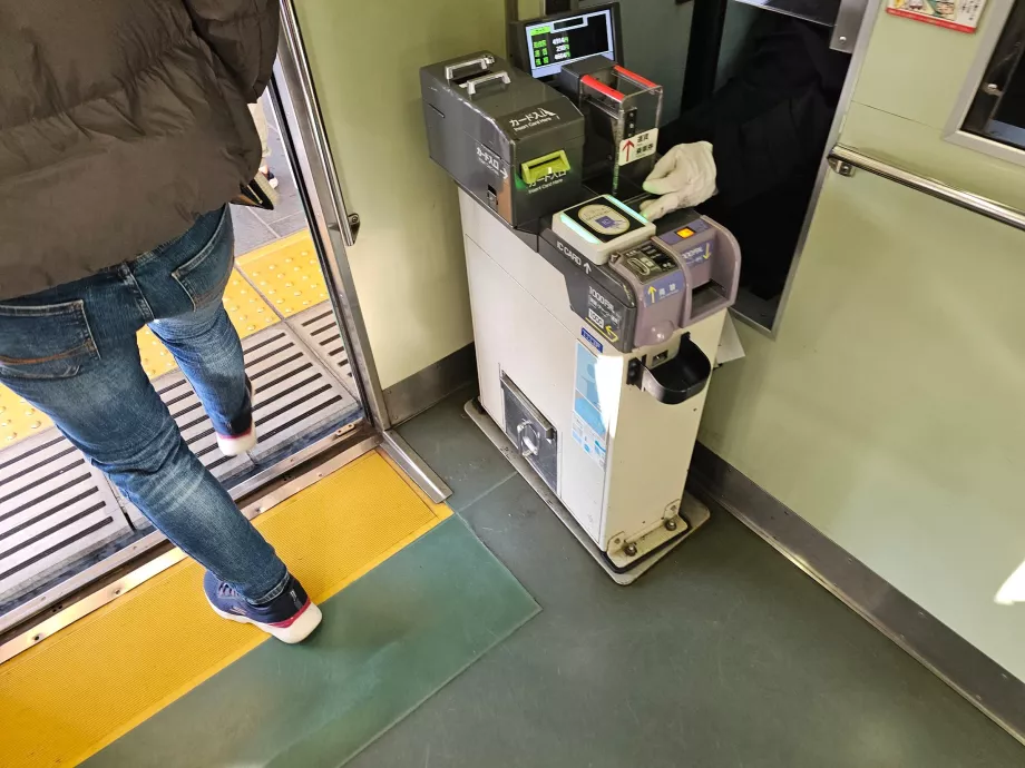 Betaling af sporvognsbillet, når du står af sporvognen