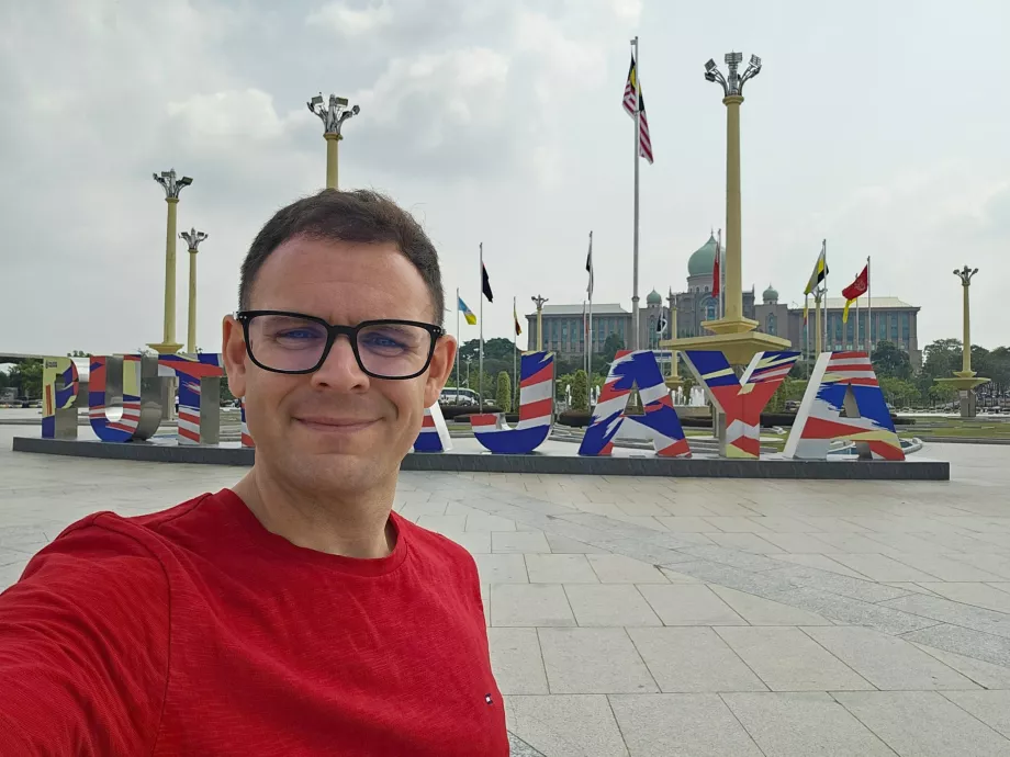 Jeg ved Putrajaya-skiltet