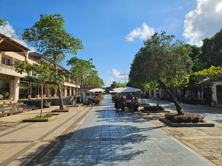 Shoppinggade mellem afgangs- og ankomsthal, offentlig del