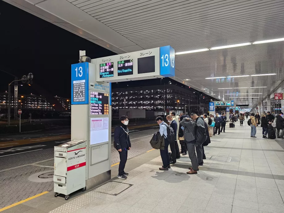 Busstoppesteder foran Terminal 1