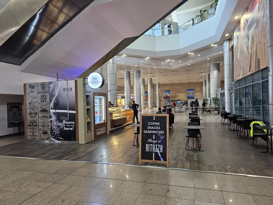 Café i det offentlige område i Terminal 3, Ankomst