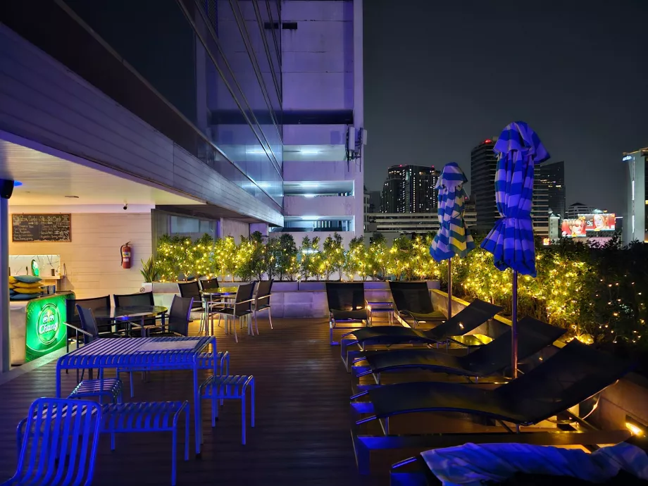 Terrasse ved poolen i mørket