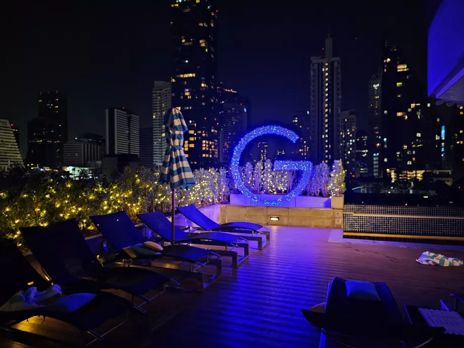 Terrasse ved poolen i mørket