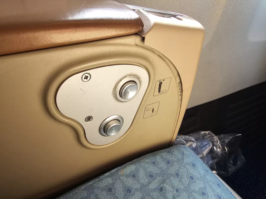 Betjening af sæde og fodstøtte