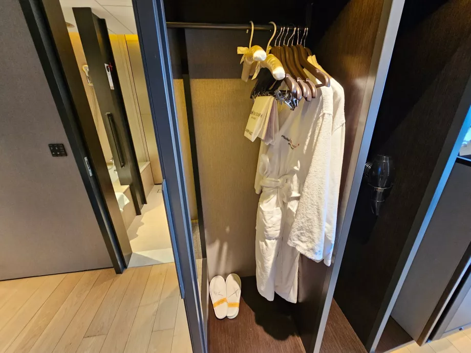 Badekåber, tøfler og hårtørrer