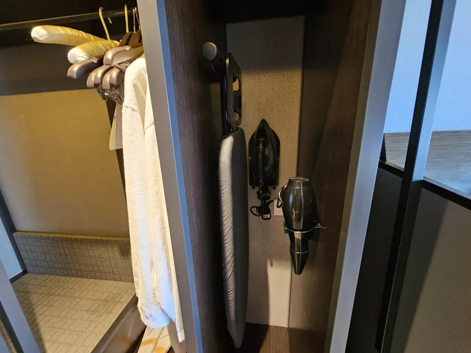 Strygebræt og hårtørrer