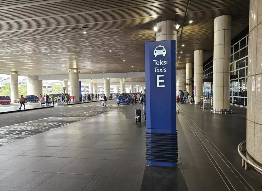 Taxi, standplads foran Terminal 1
