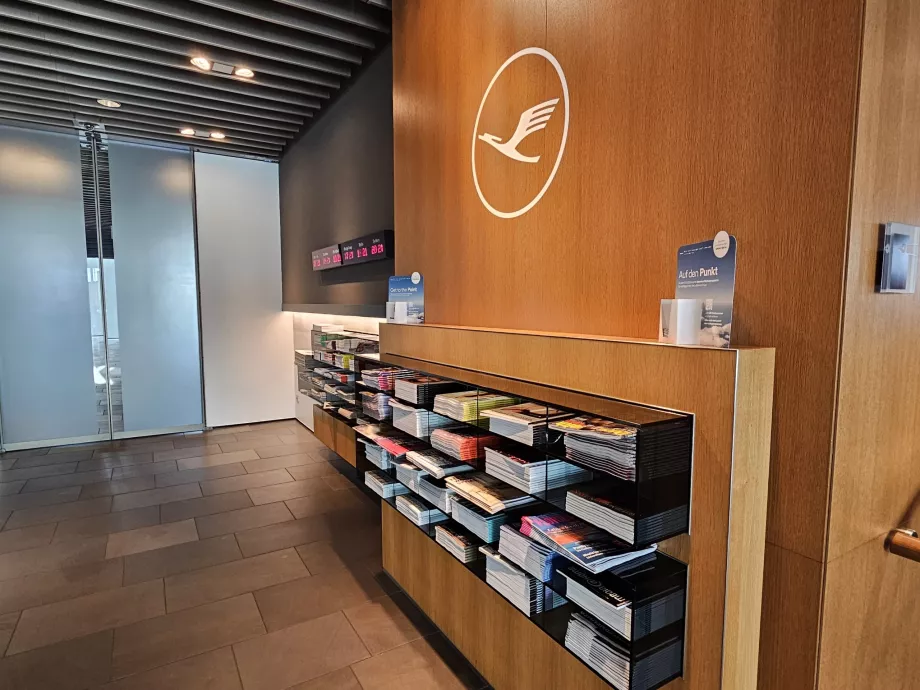 Lufthansa-logo ved indgangen til loungen
