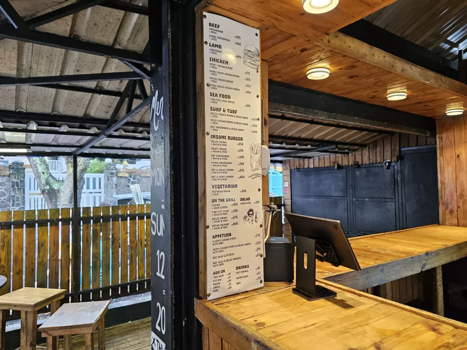 Priser på burgere ved stranden