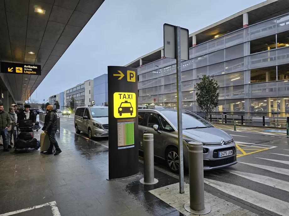 Taxaholdeplads uden for Girona Lufthavn