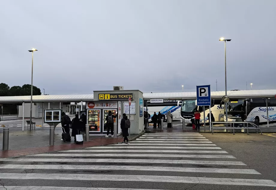 Busstation foran terminalen