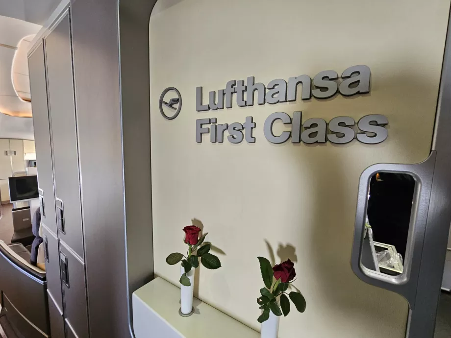 "Lufthansa First Class"-skilt