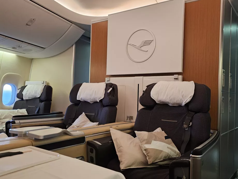 To sæder i midten af 3. række