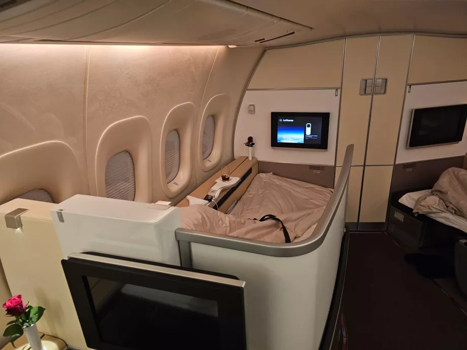 Udtrækkelig skærm, der adskiller sædet fra korridoren