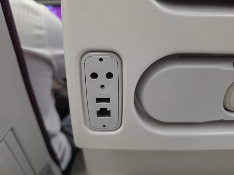 USB-A-port og Ethernet-kabelstik
