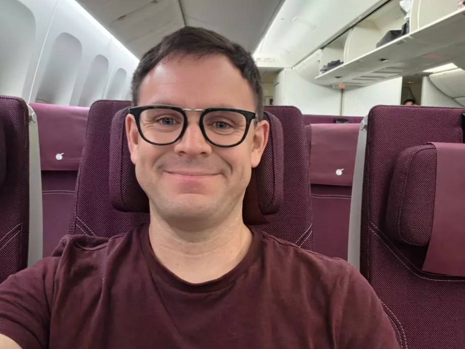 Mig hos Qatar Airways (min T-shirt passer til kabinens farveskema!)