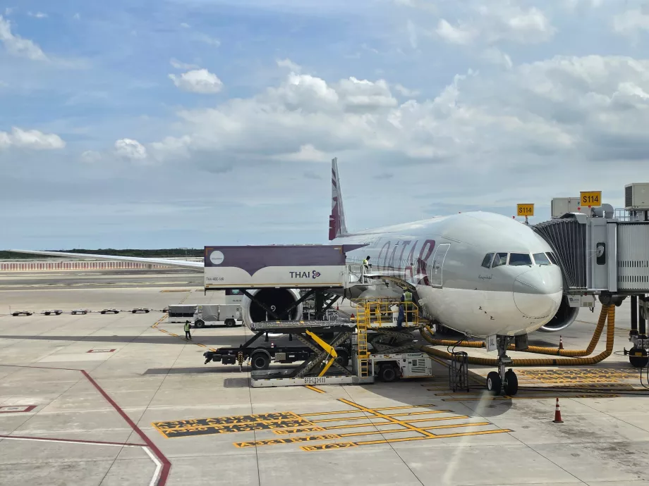 Vores Boeing 777-300 efter landing i Bangkok