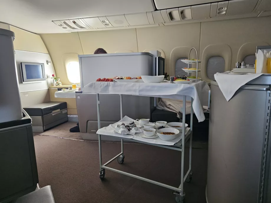 Morgenbordet og den service, der foregår lige ved siden af min plads