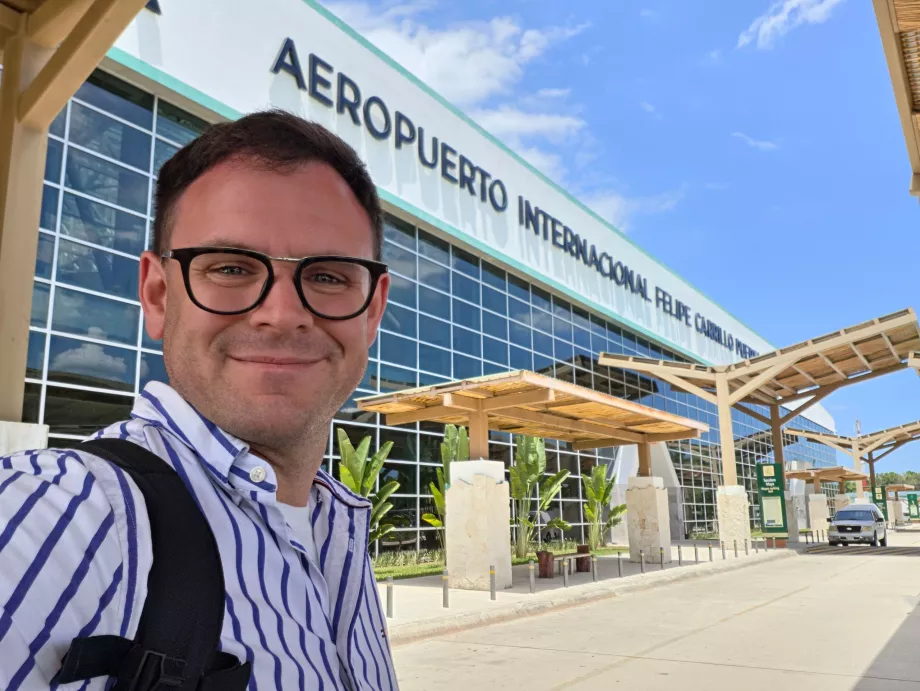 Mig foran terminalen i Tulum Lufthavn