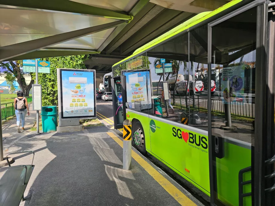 Bybus ved busstoppestedet