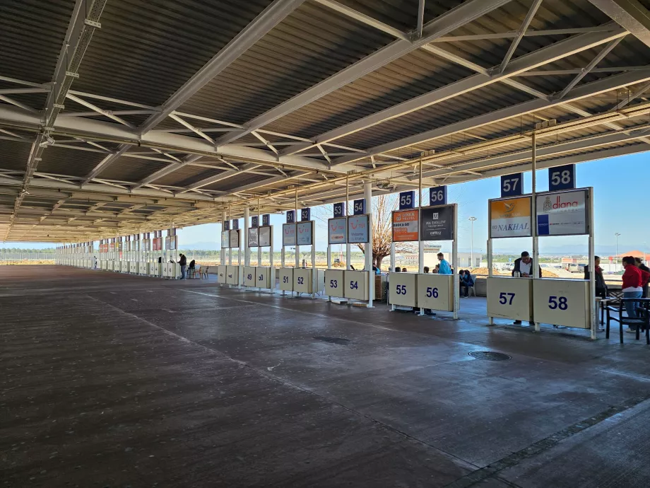 Rejsearrangørernes stand foran Terminal 2