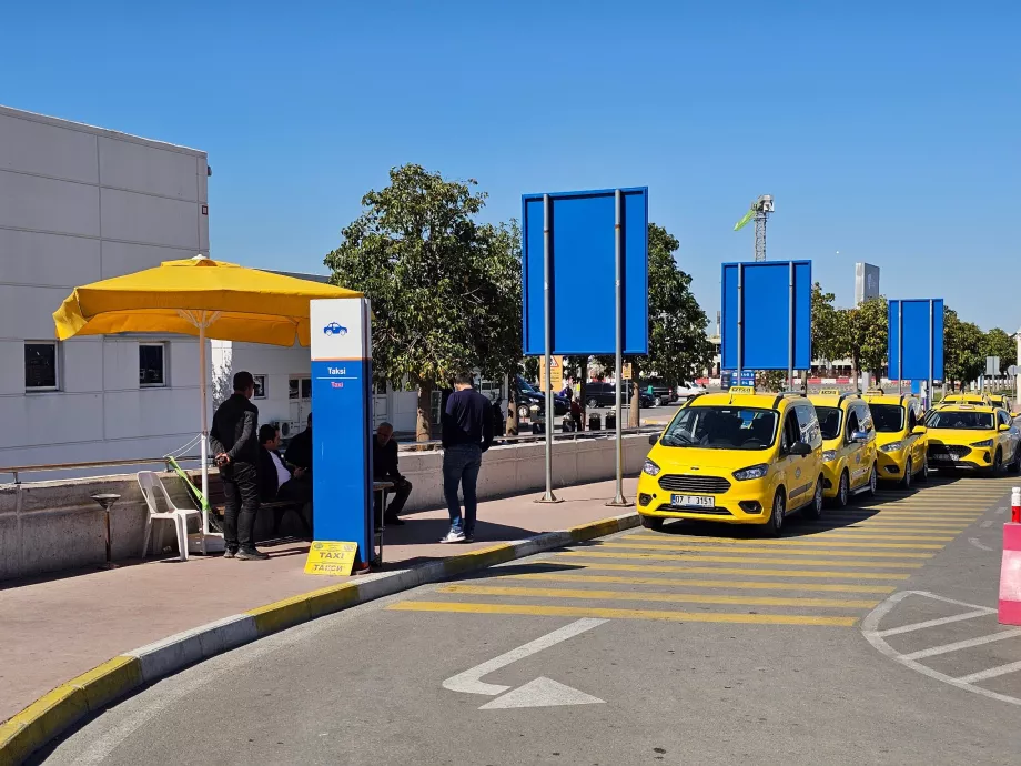 Taxaholdeplads foran Terminal 2